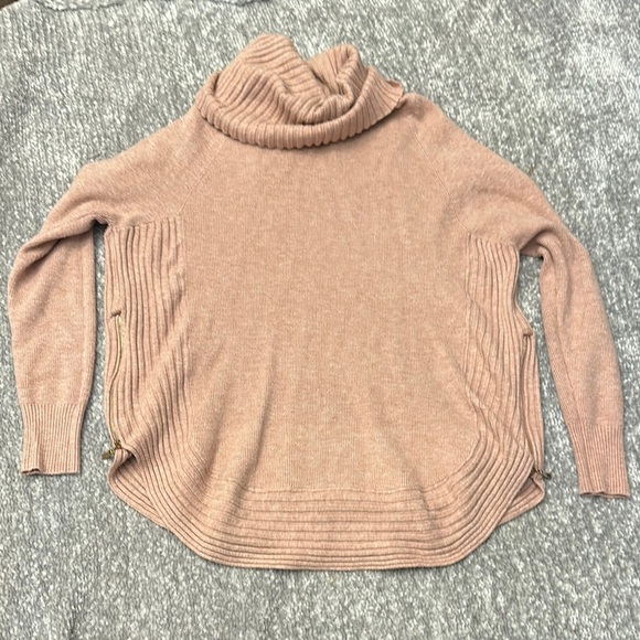 Women's pink oversized Turtleneck Sweater with cute side zipper detail size sm - Picture 3 of 3
